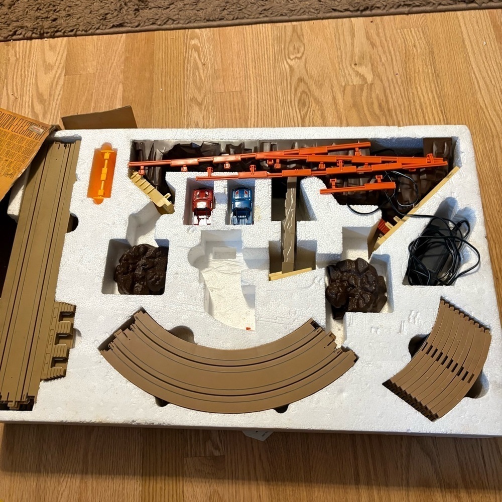 Vintage 1989 Aurora AFX Devil's Ditch Race Track Toys R Us W/ 2 Trucks - Picture 7 of 12